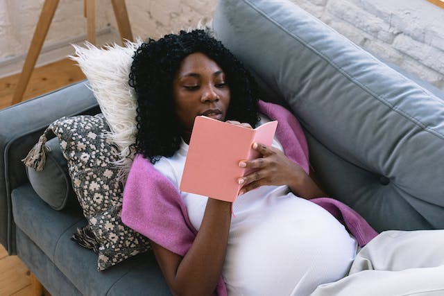 pregnant woman reading on couch in Toledo, Ohio